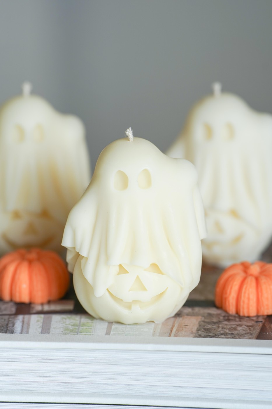 Ghost on Pumpkin | Soy Decorative Candle – fotografie 3