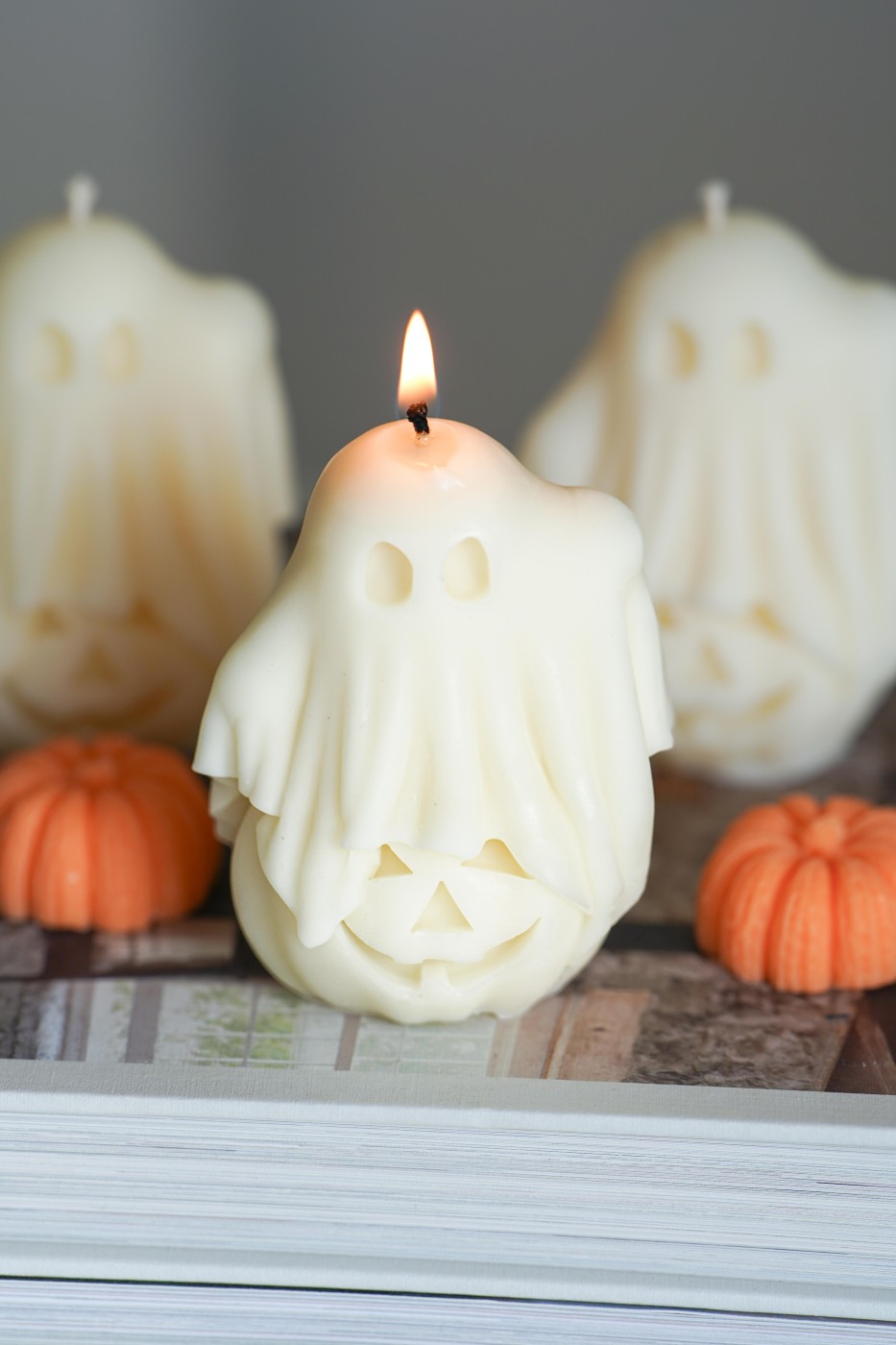 Ghost on Pumpkin | Soy Decorative Candle – fotografie 2