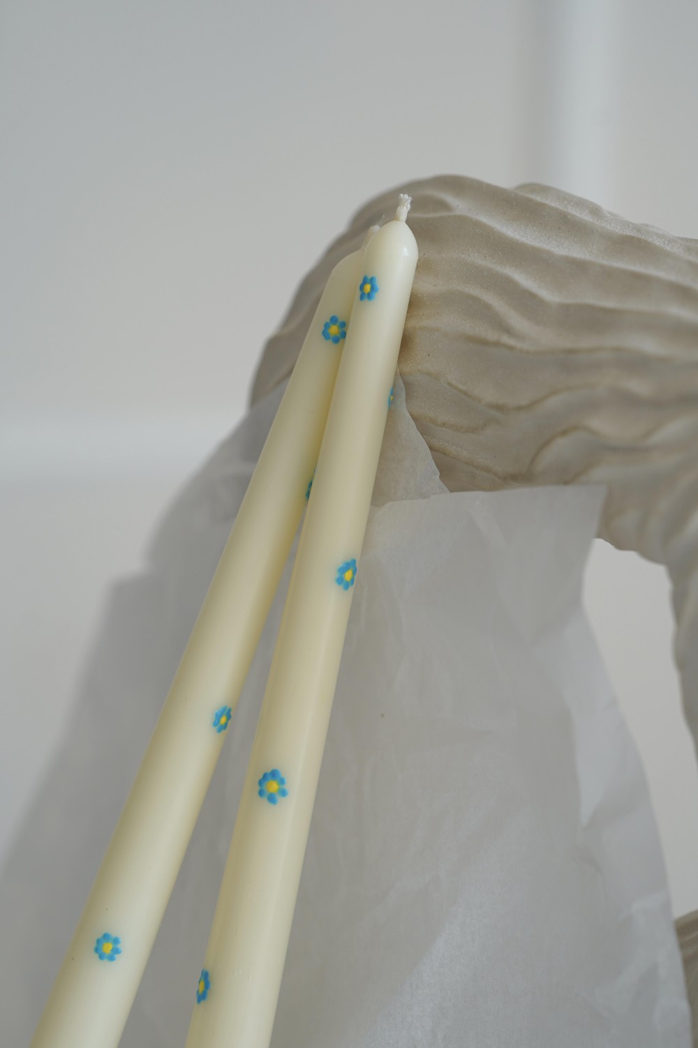 Conical soy candle with flowers