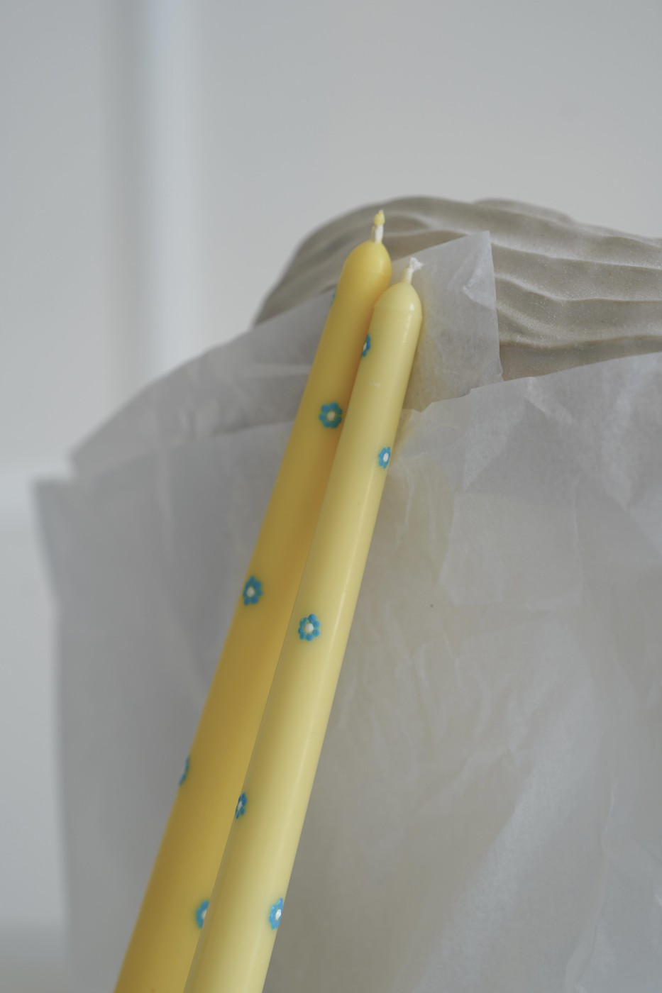 Conical soy candle with flowers