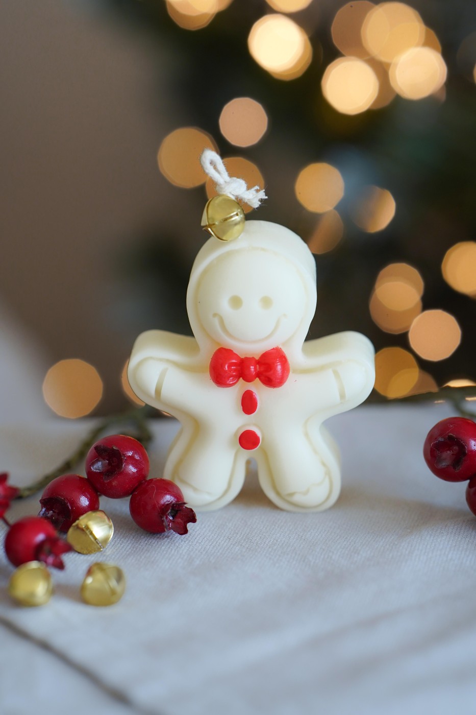 Cute gingerbread | Christmas candle – fotografie 3
