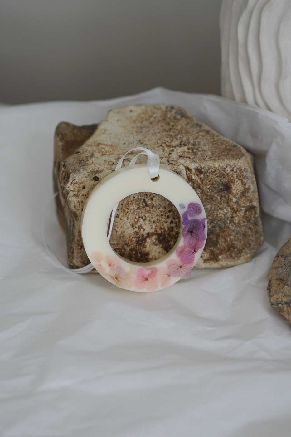 Rose & sandalwood | Fragrant wax (hanging)